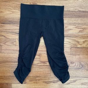 Lululemon in the flow black ruched capri leggings size 6